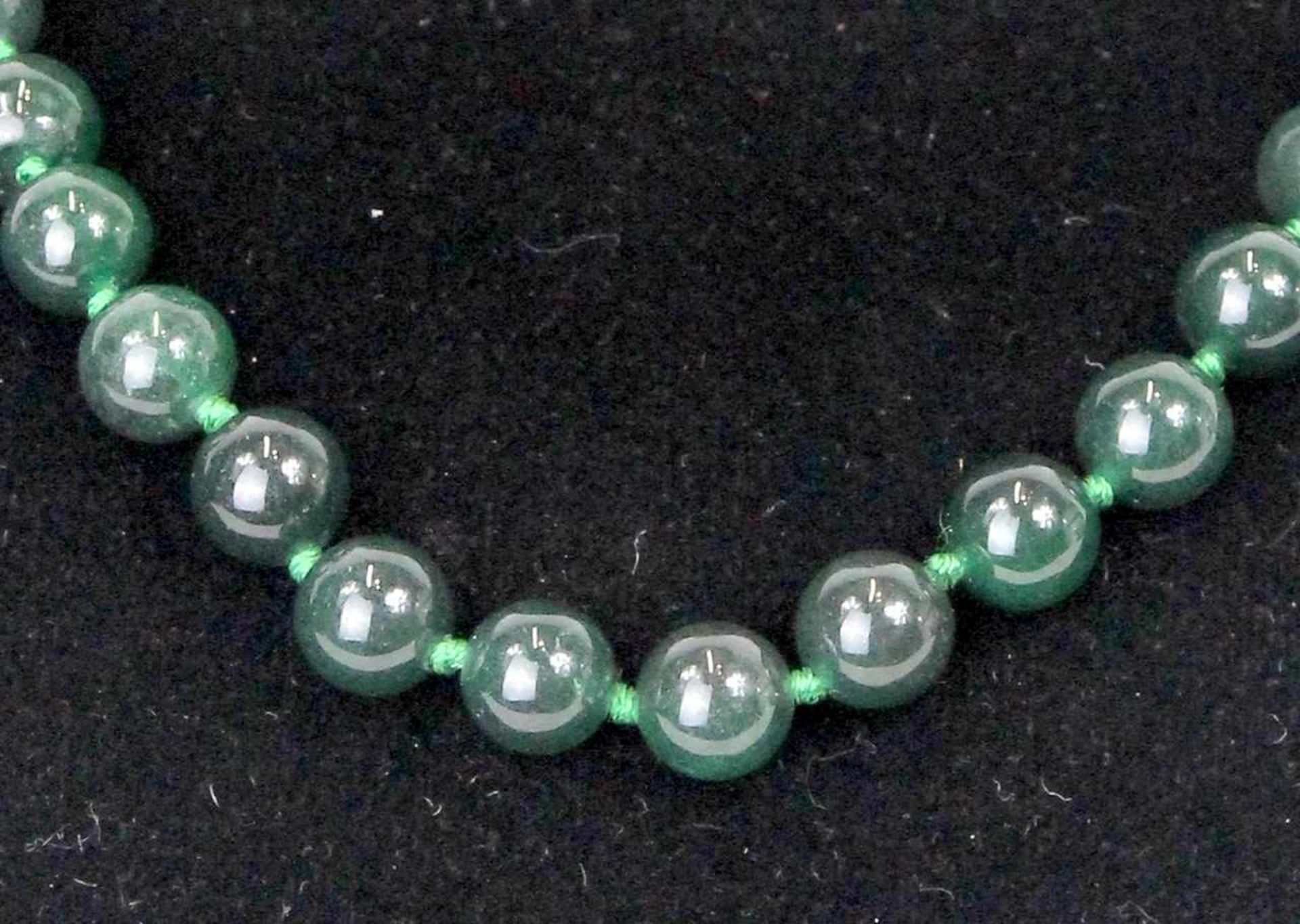 Grüne Perlenkette< - Bild 2 aus 2