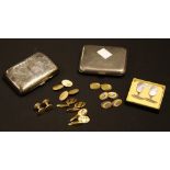 Gentleman's Items - an 18ct gold cufflink, 5.