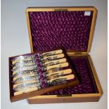 A set of late Victorian/Edwardian fish eaters, velvet lined mahogany case, c.