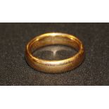 An 18ct gold curtain hoop Wedding band, size P, 8.