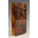An early 20th century gentleman's faux tortoiseshell rounded rectangular cigarette case, 15.