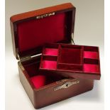 An Edwardian morocco leather jewellery box, hinged cover with flush handle,