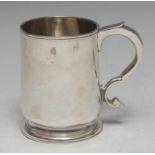 A George II silver half pint mug, quite plain,m scroll-capped handle, skirted base, 9.