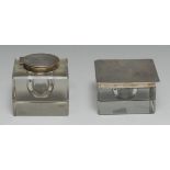 A George V silver mounted clear glass square inkwell, hinged engine turned cover, 10cm wide,