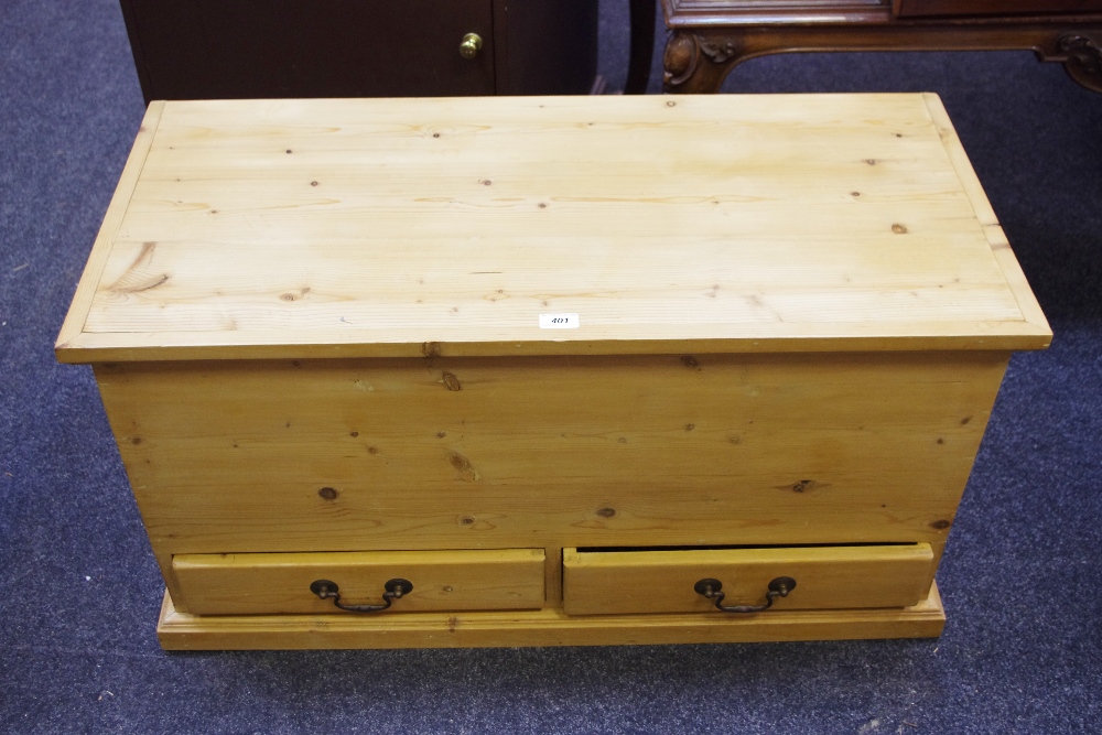 A contemporary pine mule chest, hinged cover,