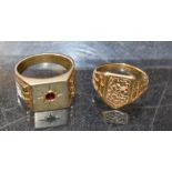 Jewellery - a gentleman's 9ct gold Three Lions shield top signet ring, Birmingham marks, 3.