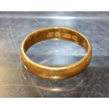 A 22ct gold wedding band approx 5.
