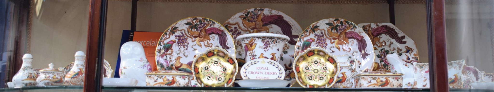 Ceramics - Royal Crown Derby Old Avesbury pattern, including vases, trinket boxes, plates, cups,