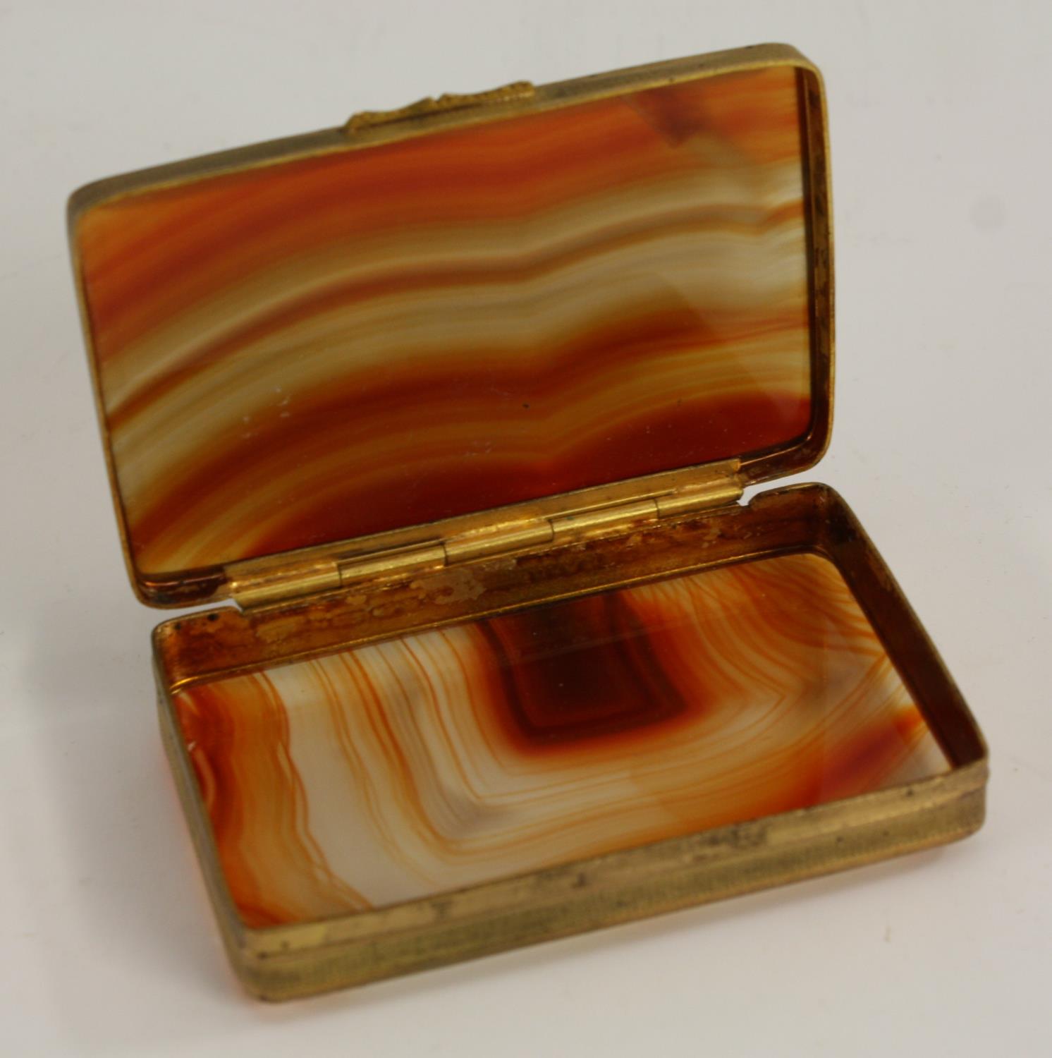 A 19th century gilt metal mounted agate rounded rectangular snuff box, - Image 2 of 2