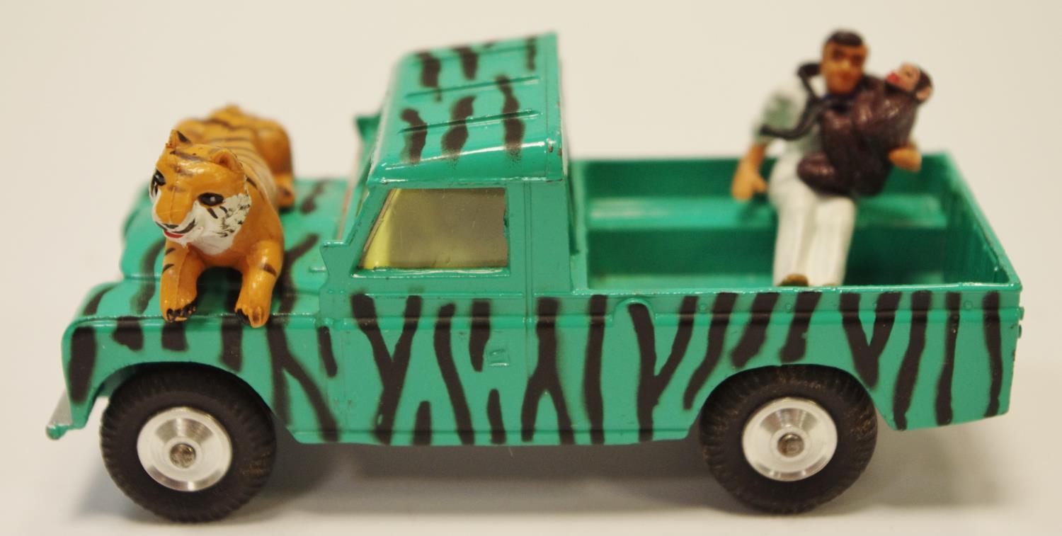 Corgi GS7 "Daktari" Gift Set comprising of Land Rover (109wb) - green with black stripes, - Image 5 of 9