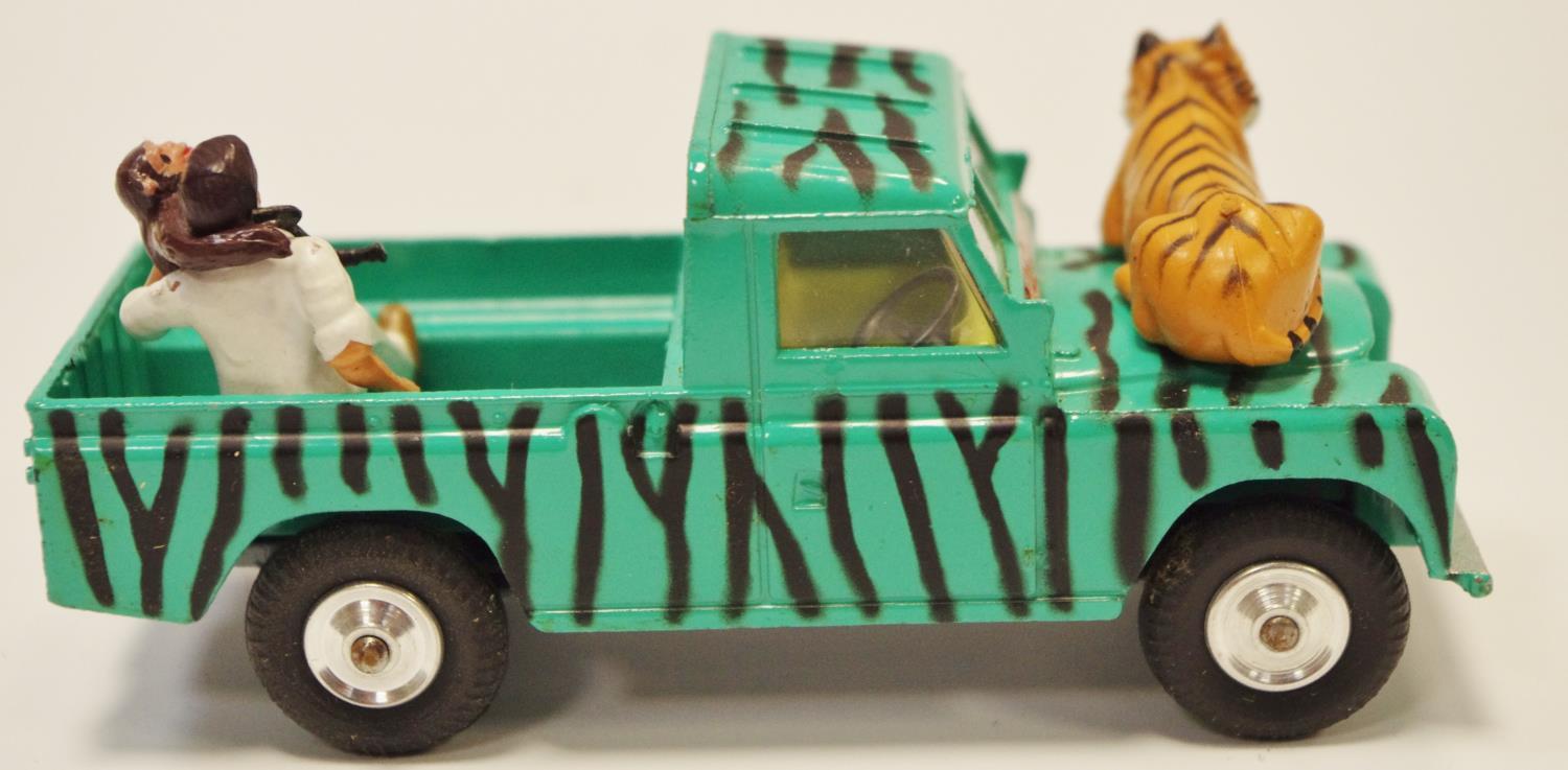 Corgi GS7 "Daktari" Gift Set comprising of Land Rover (109wb) - green with black stripes, - Image 7 of 9