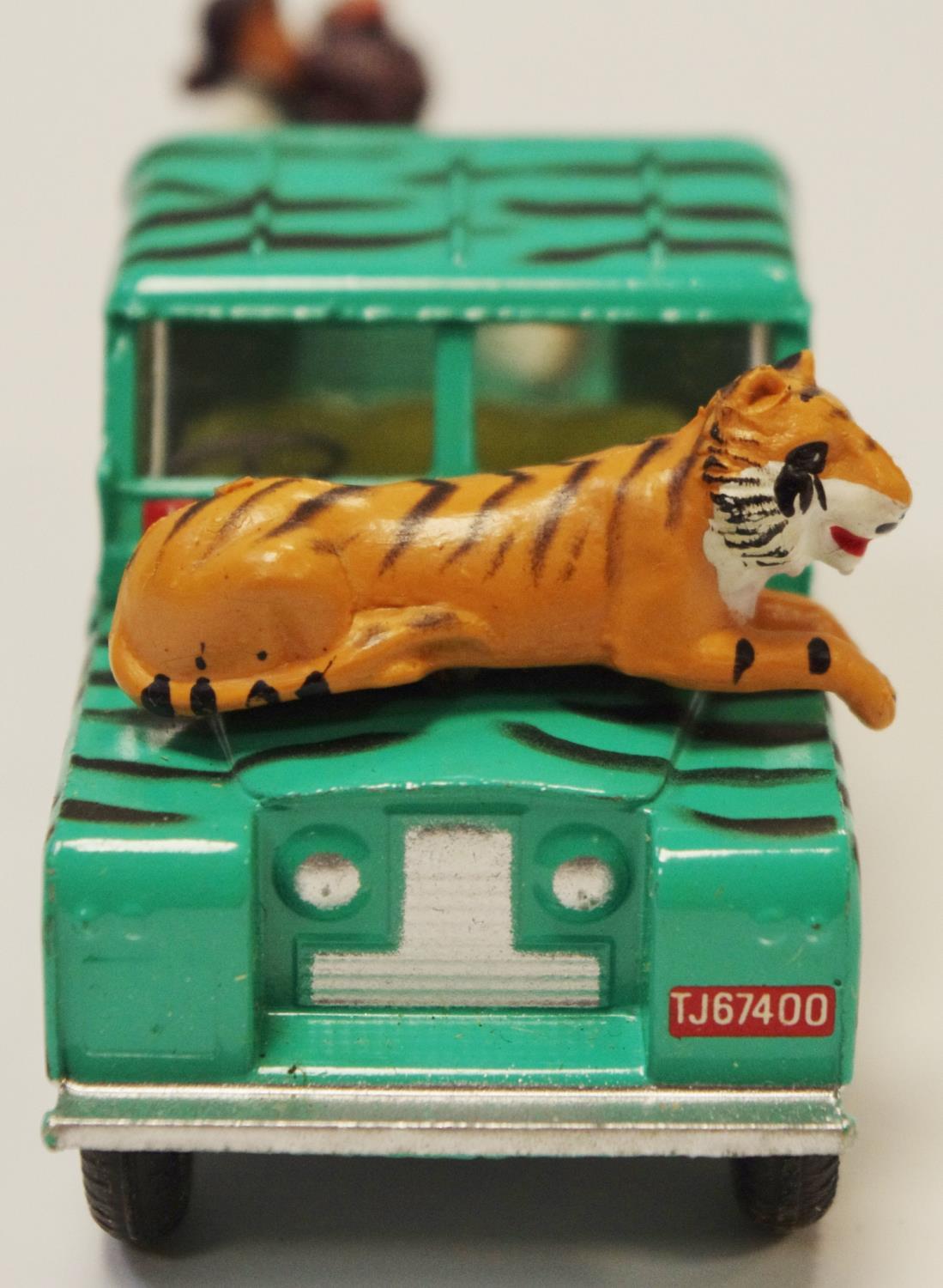 Corgi GS7 "Daktari" Gift Set comprising of Land Rover (109wb) - green with black stripes, - Image 8 of 9