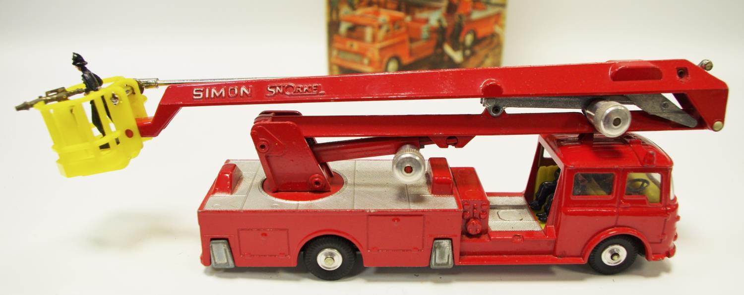 Corgi 1127 Bedford Simon Snorkel Fire Engine - red, silver platforms, - Image 2 of 7