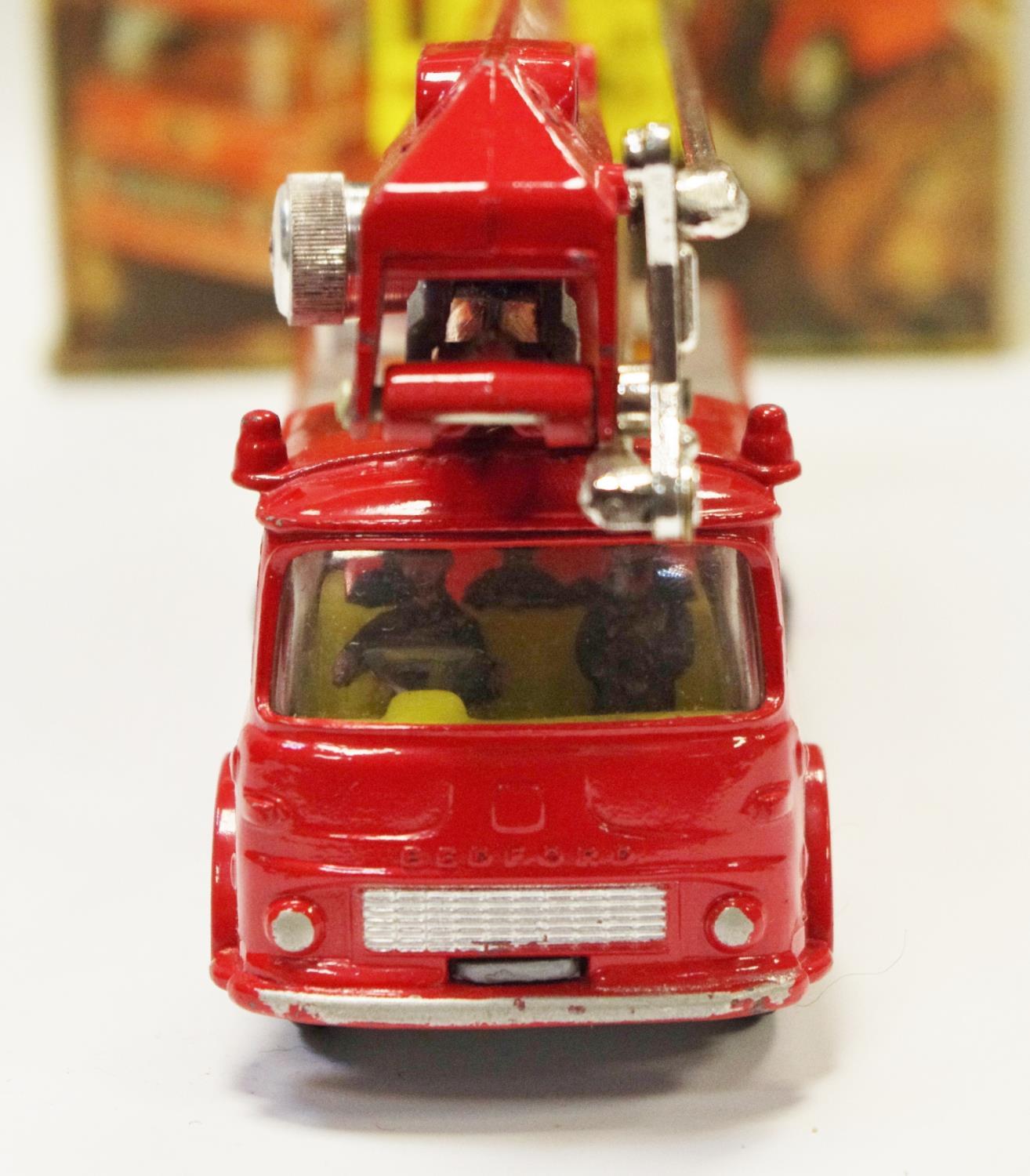 Corgi 1127 Bedford Simon Snorkel Fire Engine - red, silver platforms, - Image 3 of 7