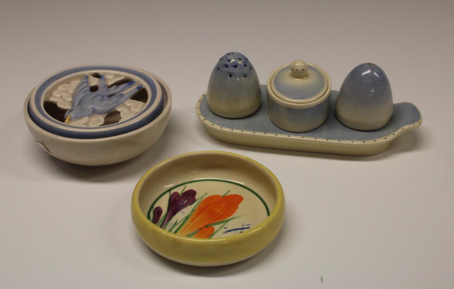 A Clarice Cliff Crocus pattern trinket dish, 8.