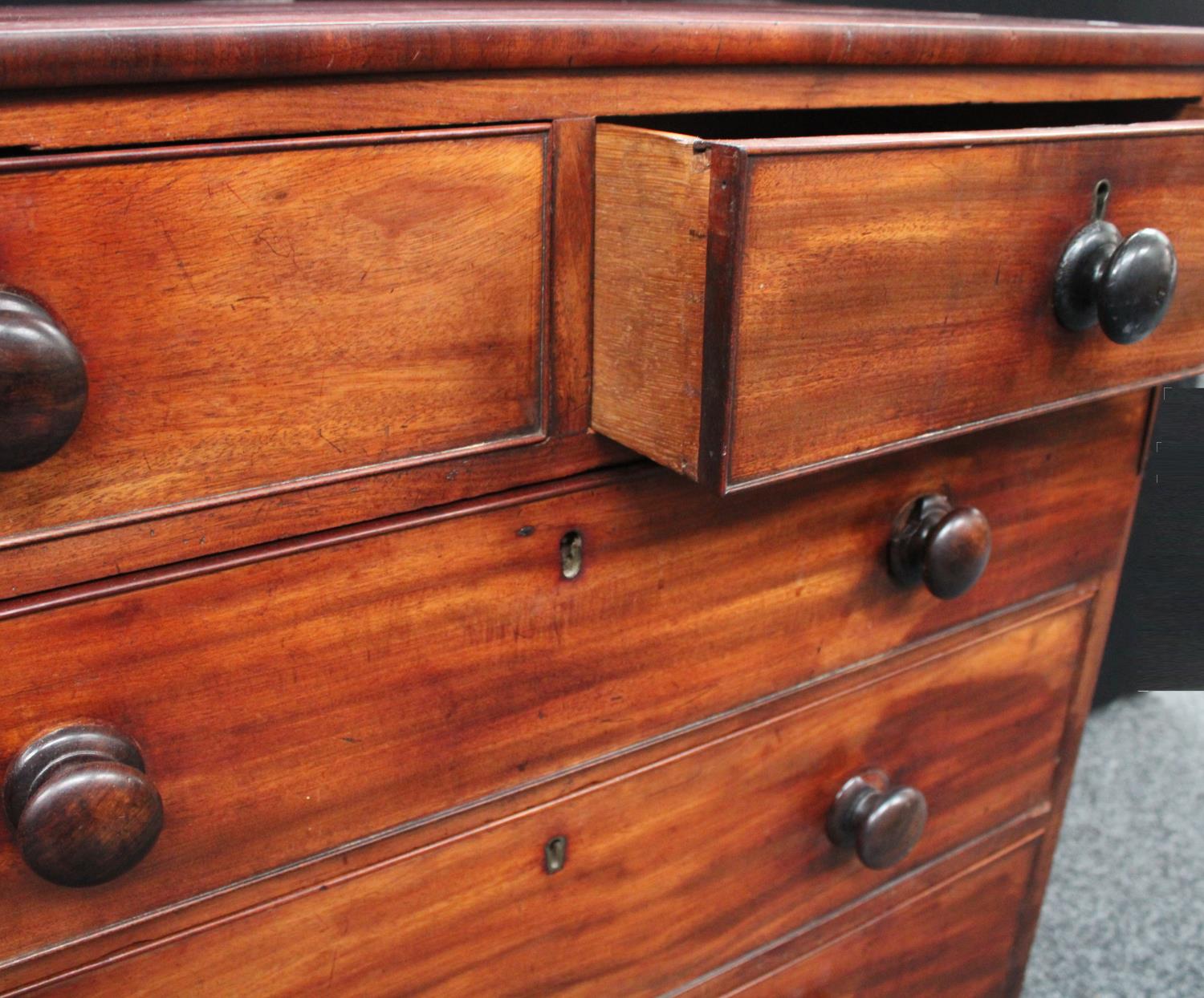 An early Victorian mahogany chest of drawers, c. - Image 6 of 7