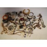 Jewellery - various decorative and costume jewellery,