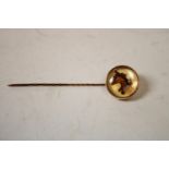 An Elizabeth II 9ct gold-mounted Essex rock crystal gentleman's novelty stick pin,
