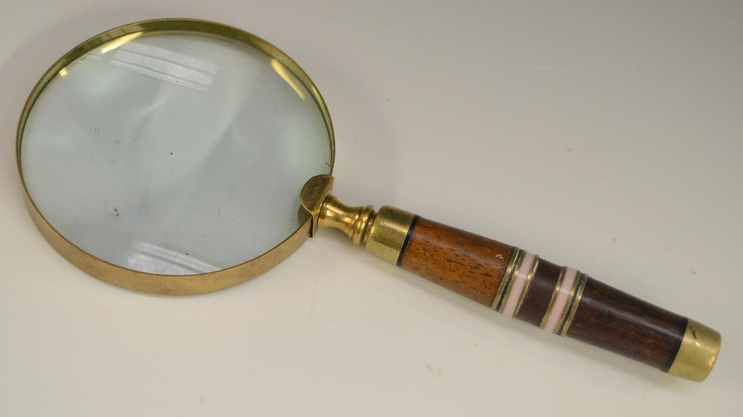 A brass connossieur's hand lens, the circular magnifying glass with banded haft, - Image 3 of 5