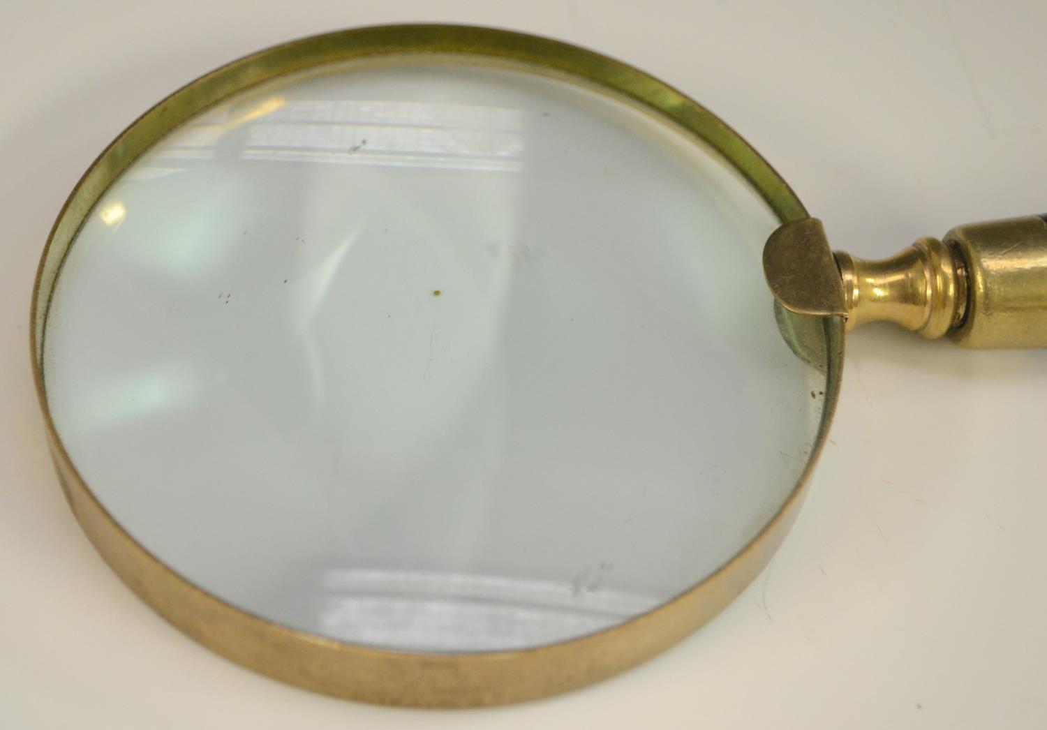 A brass connossieur's hand lens, the circular magnifying glass with banded haft, - Image 5 of 5