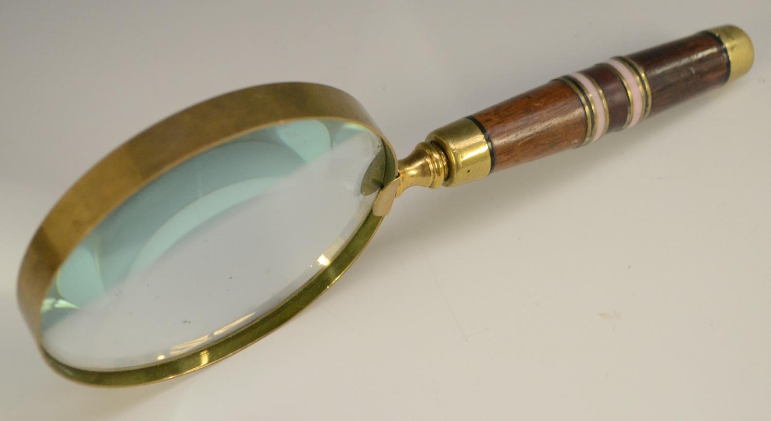 A brass connossieur's hand lens, the circular magnifying glass with banded haft, - Image 2 of 5