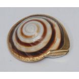 An 18ct gold mounted sea shell bonbonniere, hinged cover, 4cm wide, maker's mark AT,