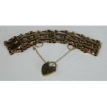 A 9ct gold gate link bracelet, heart shaped clasp, 10.