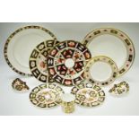 Royal Crown Derby 9571 pattern shaped 23cm diameter cabinet plate,