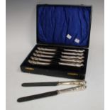 A set of twelve silver hafted dinner knives, Sheffield 1912, stainless steel blades,
