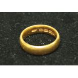 A 22ct gold wedding band, 6.