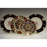 A Royal Crown Derby 1128 Imari Acorn handle shaped circular cake plate, seconds,