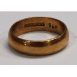 A 22ct gold wedding band, 6.6g