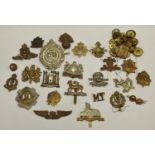 Military interest - various WWI & II badges & buttons including 10th Royal Hussars; Argyll &