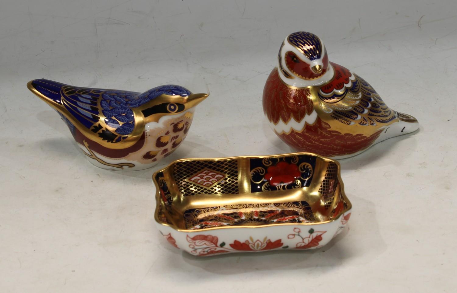 A Royal Crown Derby 1128 pattern trinket tray; a Royal Crown Derby paperweight, Robin, gold stopper;