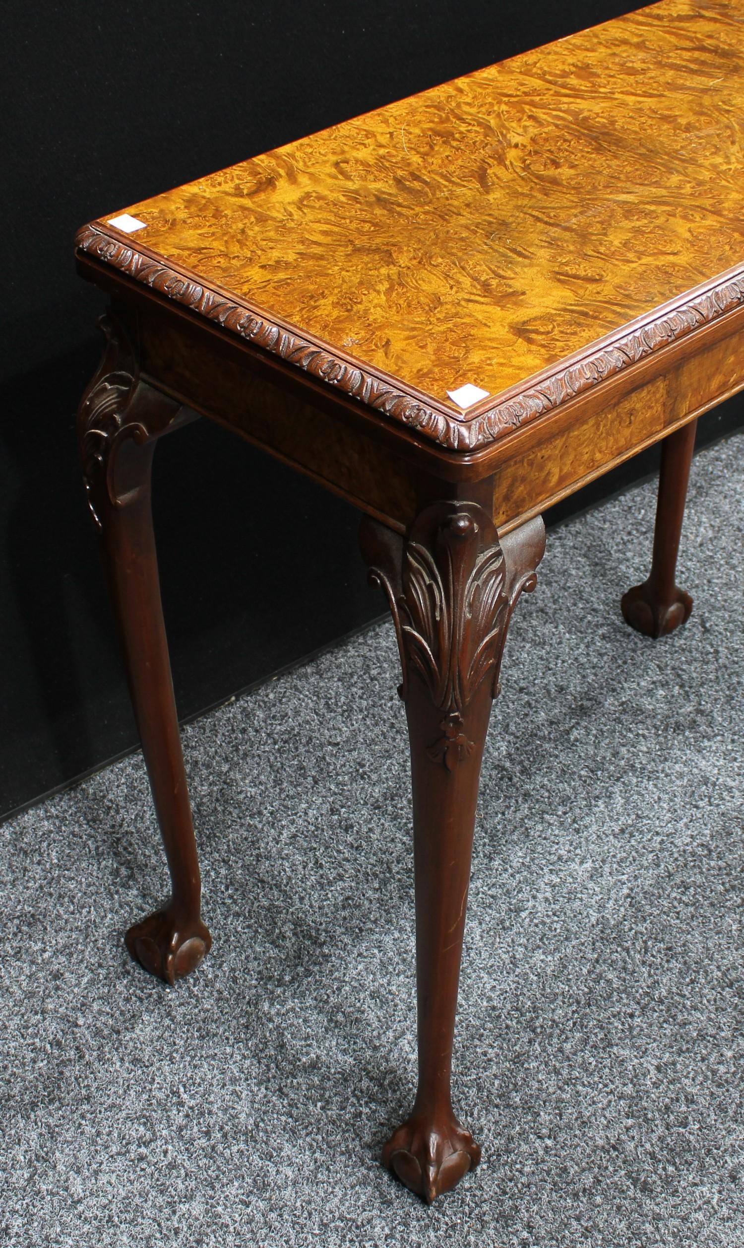 A contemporary Queen Anne design card table, hinged top enclosing a baize lined playing surface, - Image 4 of 4