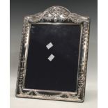 An Elizabeth II hallmarked silver easel photograph frame, Sheffield 1996