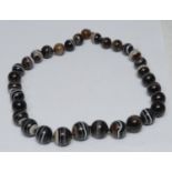A single strand graduated agate globular bead necklace, the individually knotted beads ranging