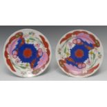A pair of Pinxton circular plates, pattern 355, decorated in the imari palette, 21cm diam, c.1800