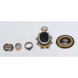 Mourning Jewellery - an early 19th century agate locket pendant, eye agate cabochon within gilt