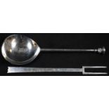 A 17th century style silver seal top spoon, 16cm long, Thomas Bradbury & Sons Ltd, Sheffield 1908; a