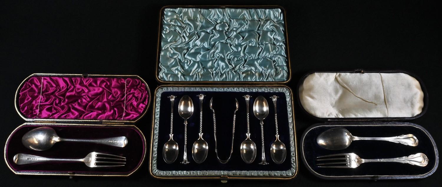 A set of six Victorian silver Onslow pattern teaspoons, sugar bows en suite, Birmingham 1893, cased;