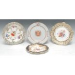 A Davenport Armorial circular plate, decorated with crest, the rim with floral sprigs, 22.5cm