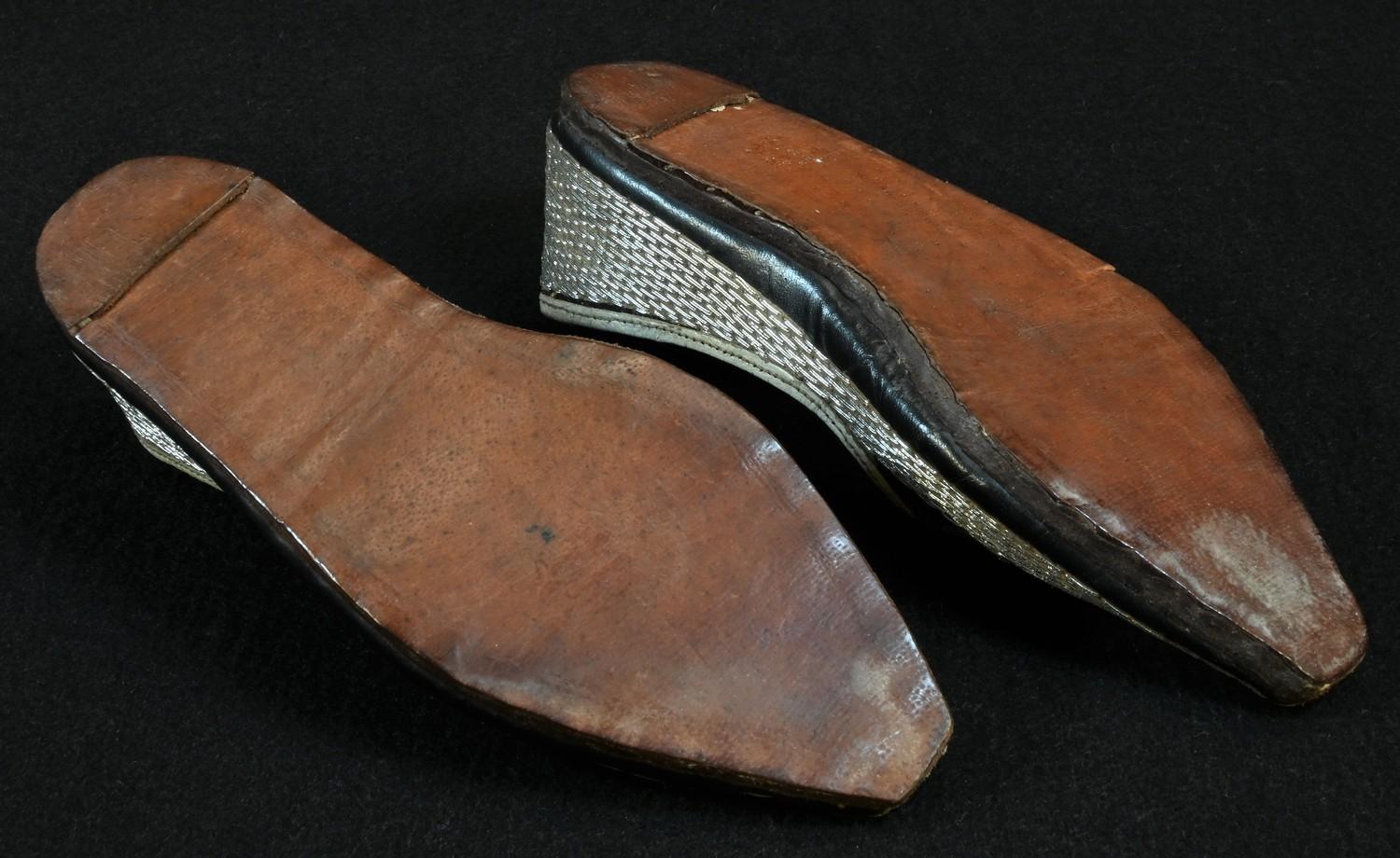 A pair of Ottoman child's shoes, profusely worked in silvered thread, 16cm long - Bild 3 aus 4