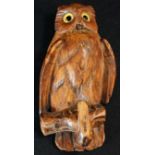 A Black Forest novelty coat hook, carved as an owl, glass eyes, 14cm long, early 20th century