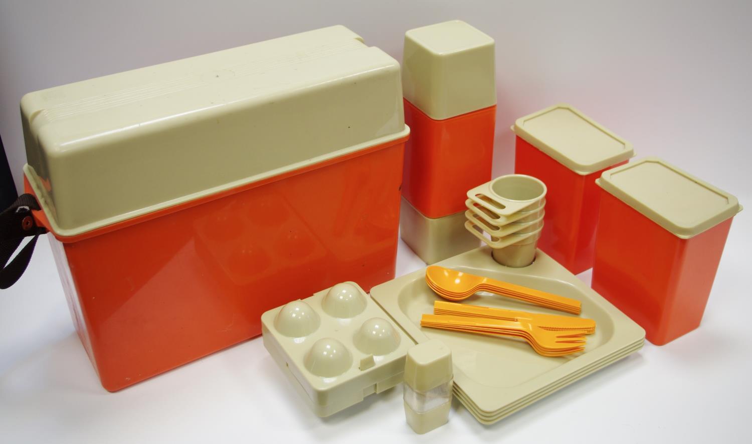 20th century design - an Italian La Plast polypropylene picnic set in original carry box c.1970's