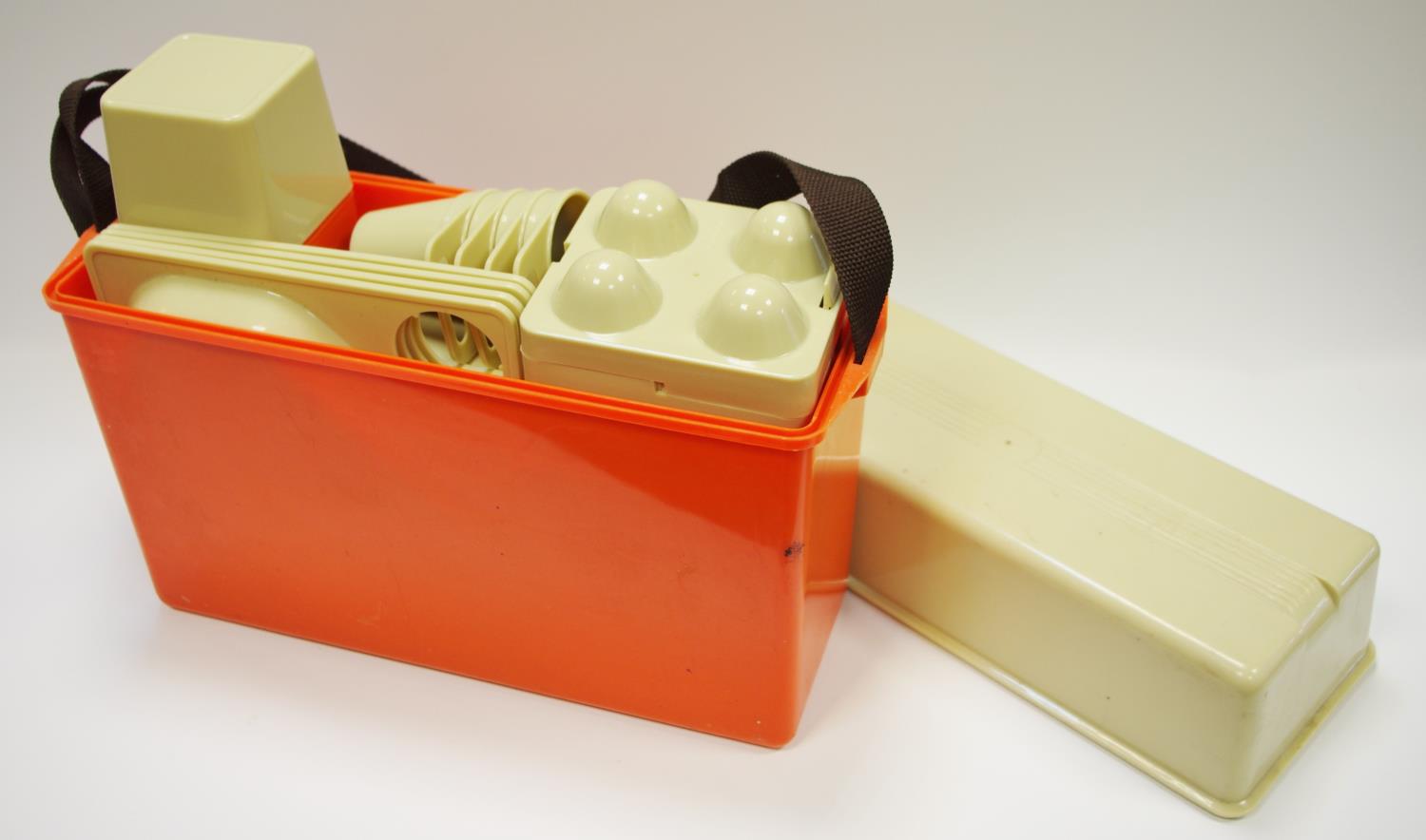 20th century design - an Italian La Plast polypropylene picnic set in original carry box c.1970's - Image 2 of 3