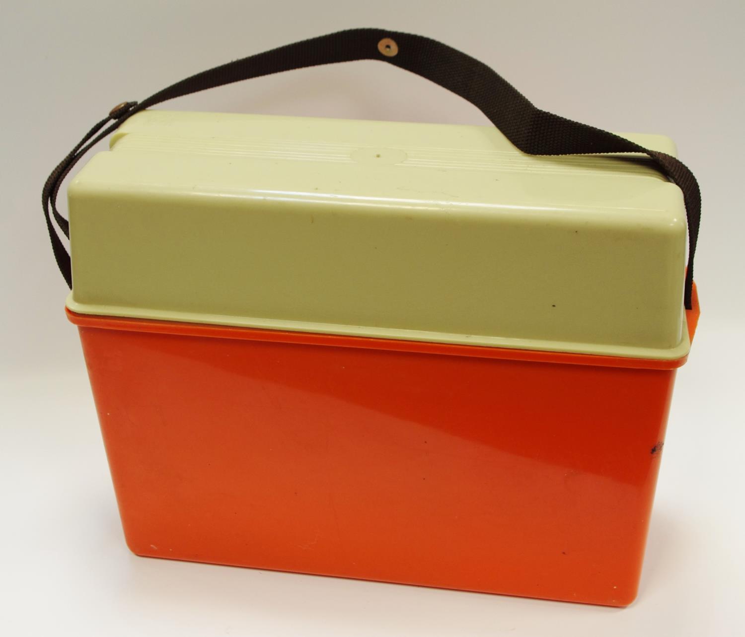 20th century design - an Italian La Plast polypropylene picnic set in original carry box c.1970's - Image 3 of 3