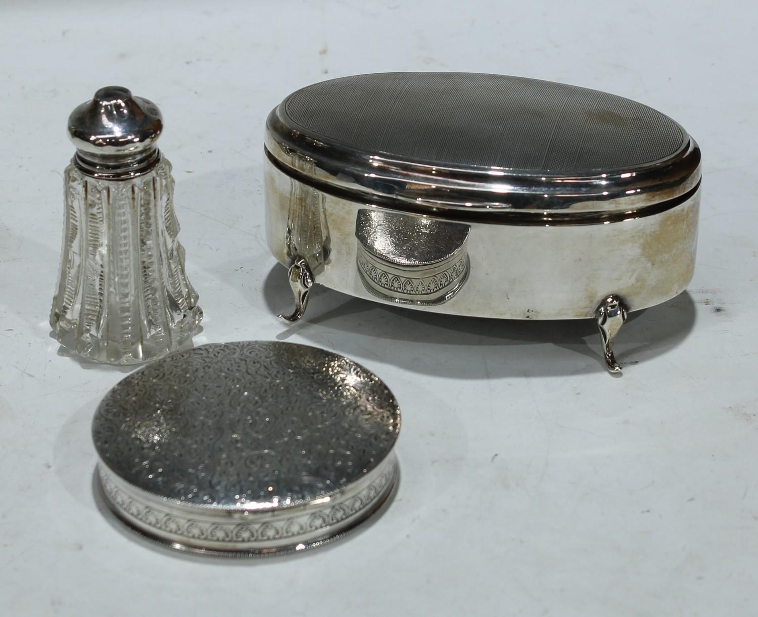 A silver oval jewellery box, hinged cover, engine turned, four cabriole legs, 10cm wide, Sheffield