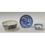 A Worcester Fence pattern bowl, decorated in underglaze blue with fence, peonies and flowers, 15.5cm