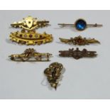 A 19th century 9ct gold sweetheart brooch, others similar, 19.5g; a similar 14ct gold bar brooch set
